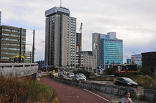 903462 Gezicht op het Westplein te Utrecht, uit het noorden, met op de achtergrond het NH Hotel (Jaarbeursplein 24) en ...